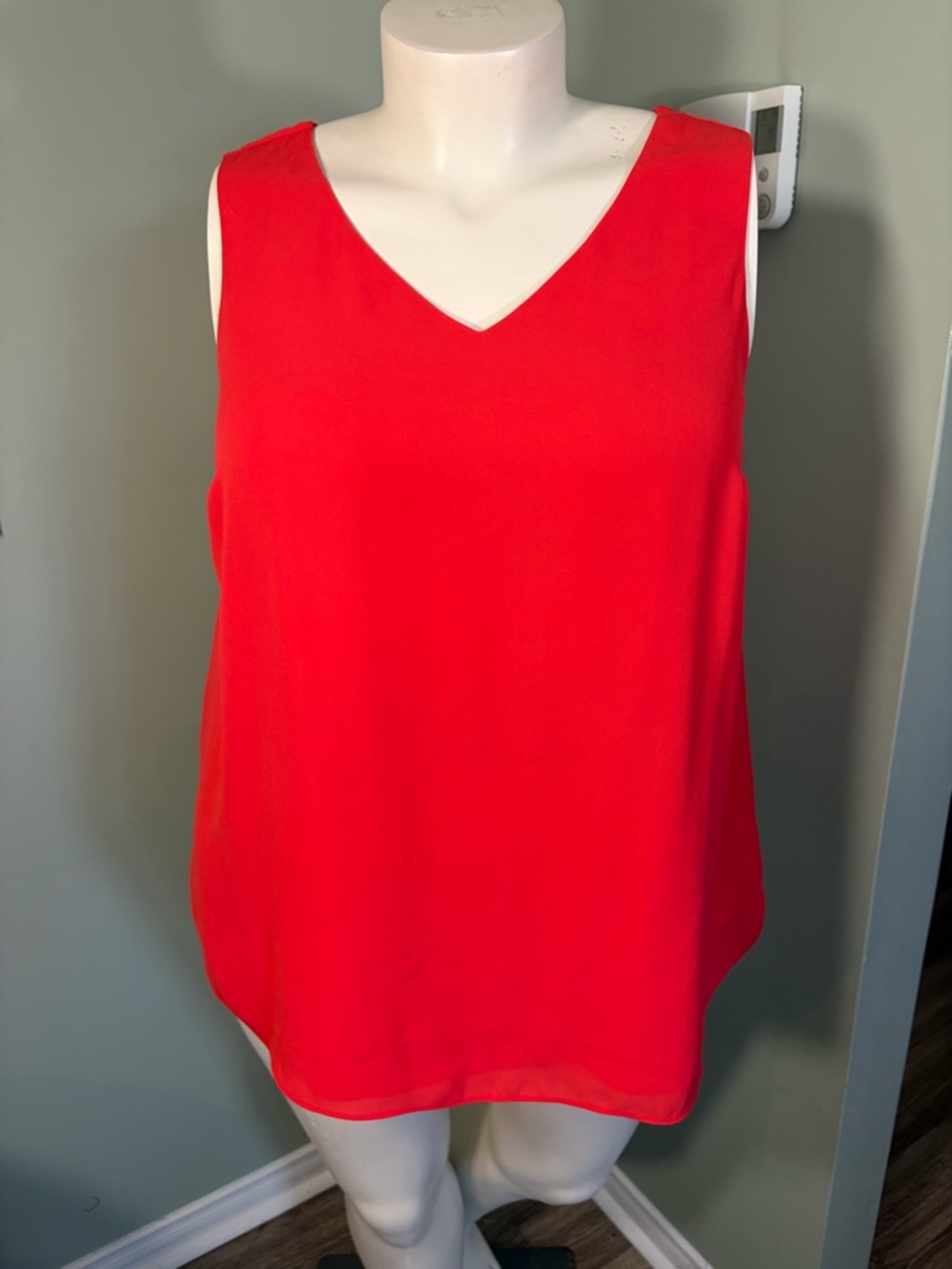 86. Laura Women's V-Neck Sleeveless Top - Coral